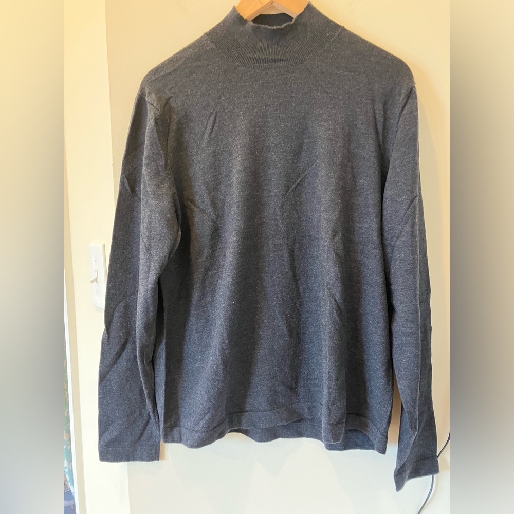 Eddie Bauer Men’s Gray Sweater. Size M